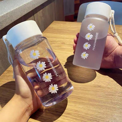 1pc Creative Daisy Frosted Plastic Water Bottle - 17.60oz Transparent Gift Bottle for Healthy Hydration