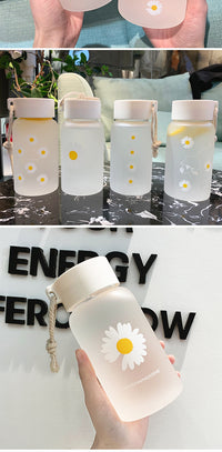 1pc Creative Daisy Frosted Plastic Water Bottle - 17.60oz Transparent Gift Bottle for Healthy Hydration
